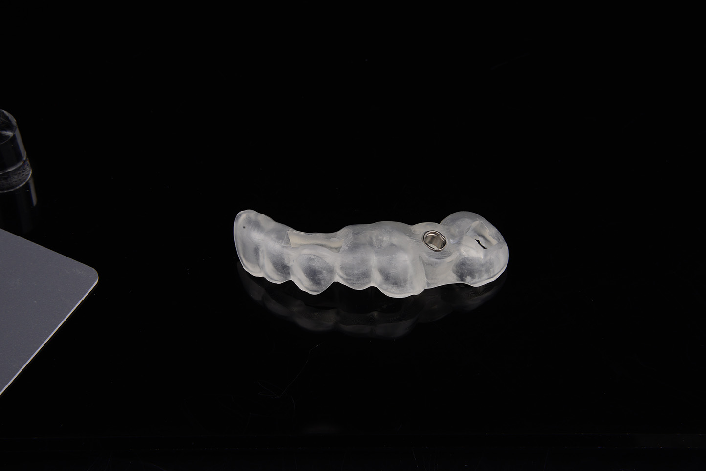 数字化导板引导技术辅助微创治疗前牙钙化根管
